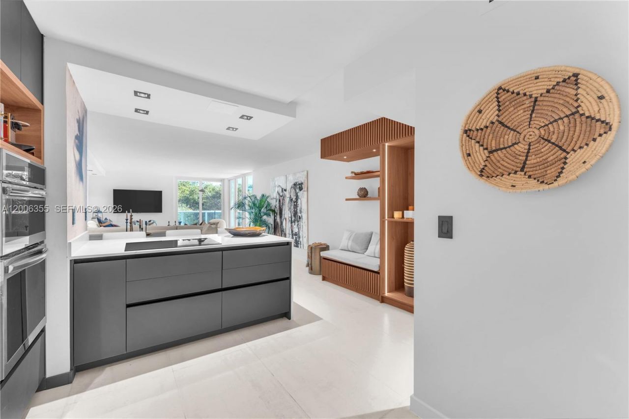 100 Bayview Dr, Unit 216, Sunny Isles Beach, FL 33160 Photo