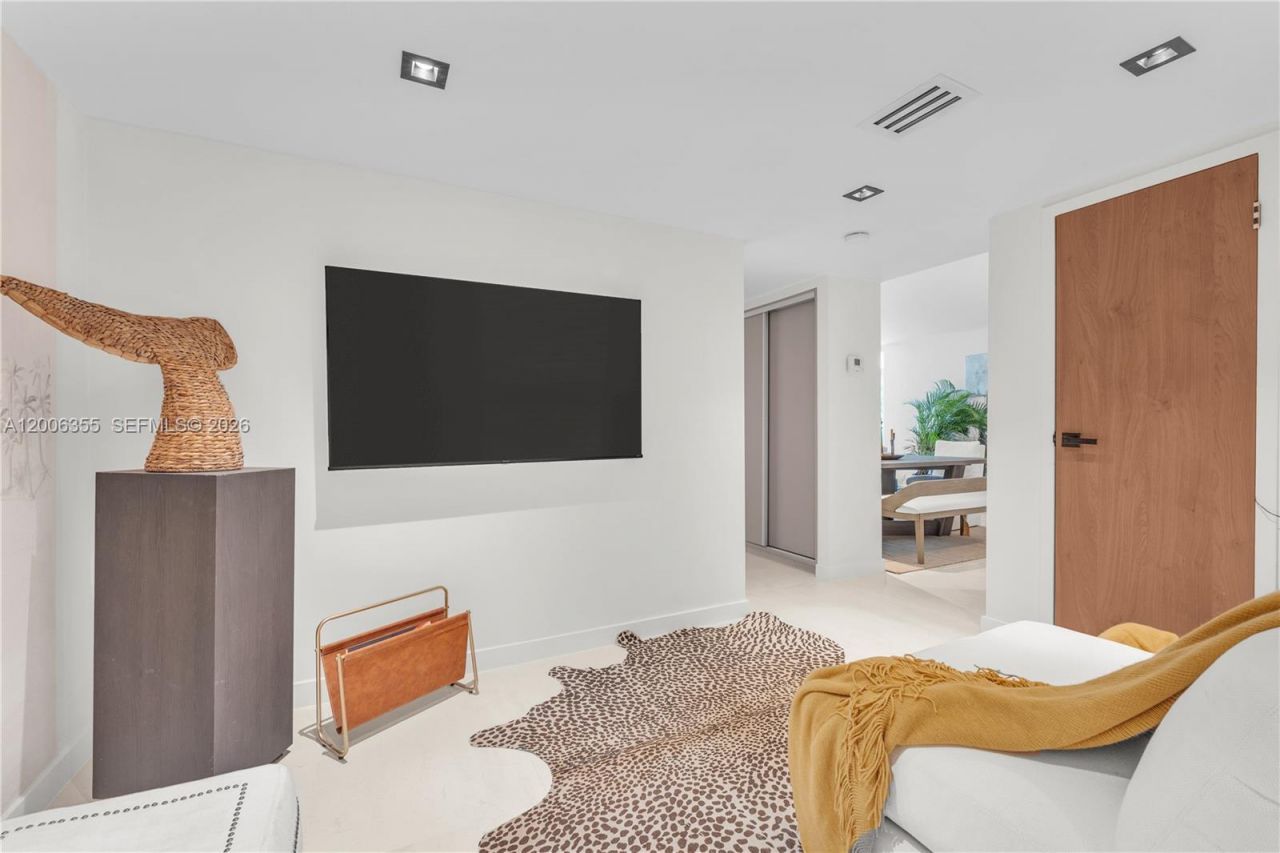 100 Bayview Dr, Unit 216, Sunny Isles Beach, FL 33160 Photo