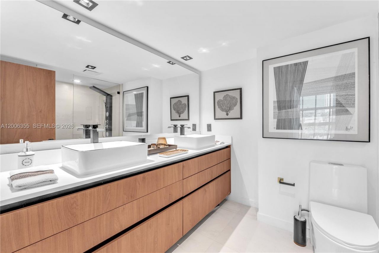 100 Bayview Dr, Unit 216, Sunny Isles Beach, FL 33160 Photo