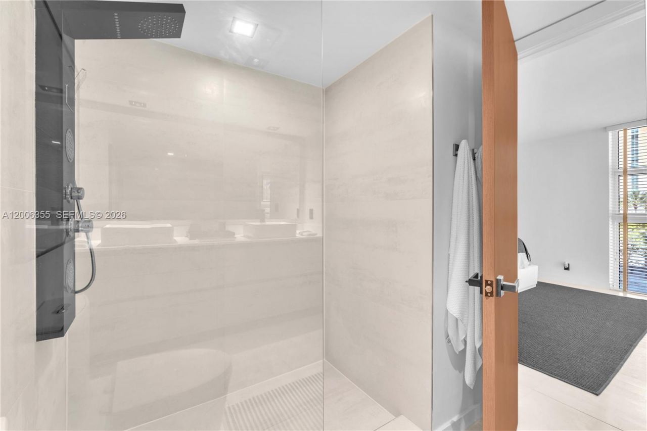 100 Bayview Dr, Unit 216, Sunny Isles Beach, FL 33160 Photo