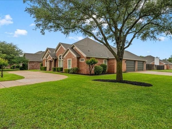 400 Oxford Hill Road , Hewitt, TX 76643