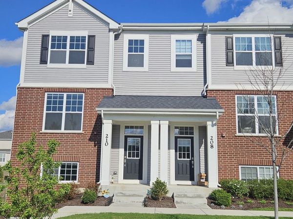 210 Timberleaf Circle , Roselle, IL 60172