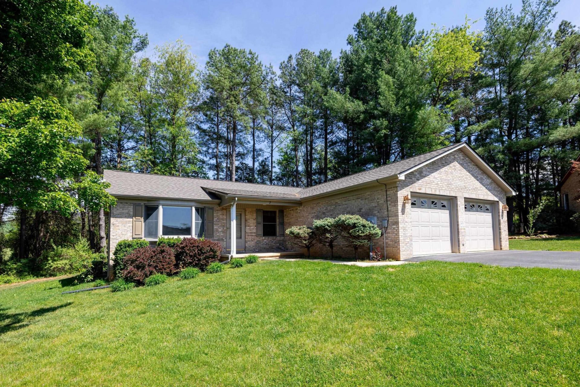 7 Blue Ridge Ct, Luray, VA 22835 Main Photo