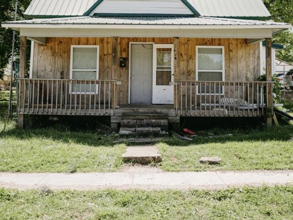 212 W Church Street , Aurora, MO 65605