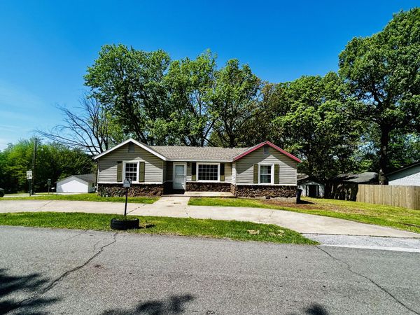 2002 Cash Street , Neosho, MO 64850