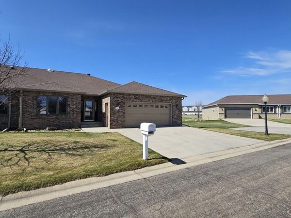 1625 NORTHRIDGE DRIVE E, Unit 211, Watertown, SD 57201