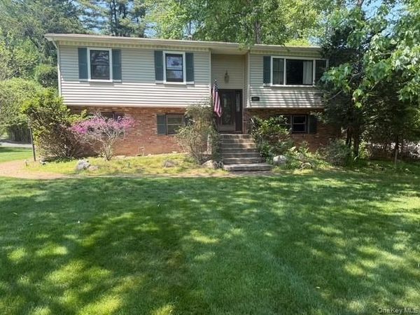 635 S Pascack Road, Chestnut Ridge, NY 10977