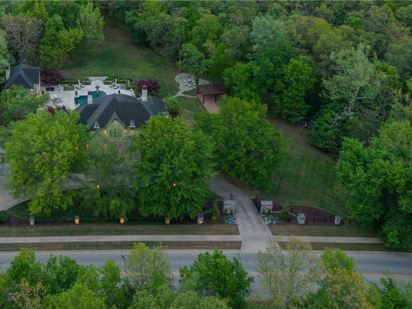 3122 E Township Street, Fayetteville, AR 72703