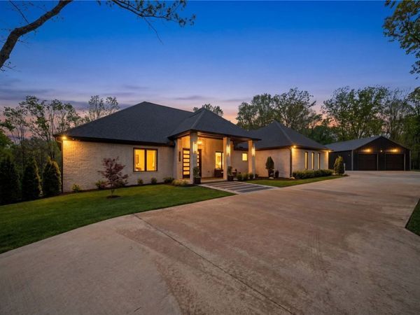 13886 Dartmoor Road, Bentonville, AR 72712