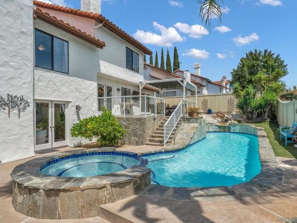 821 Inspiration Ln, Escondido, CA 92025