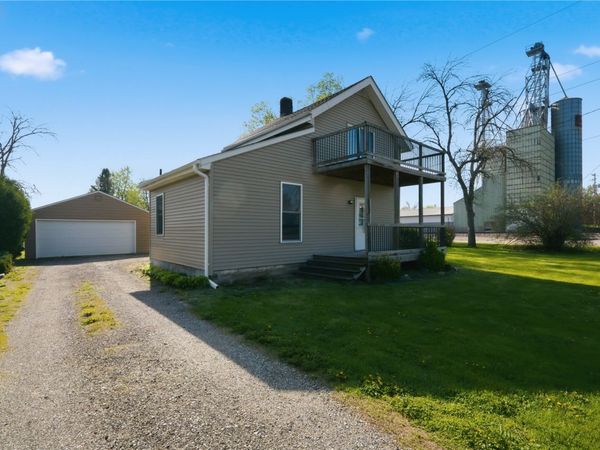 250 Vanderbilt St , Fairfax, IA 52228