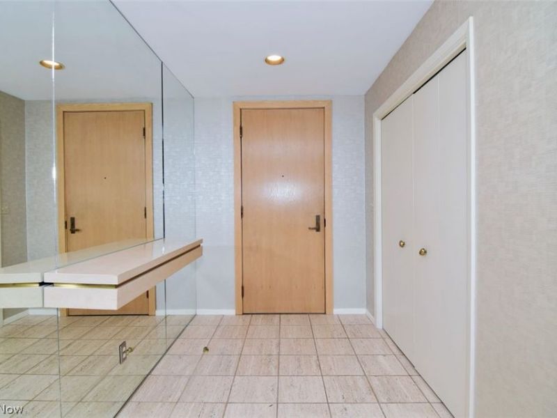 27500 Cedar Road , Unit 206, Beachwood, OH 44122 Photo 2