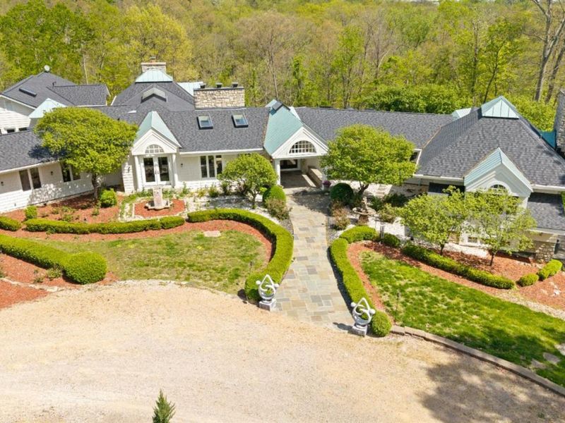 6220 Hawk Ridge Lane, Indian Hill, OH 45243 Photo 2