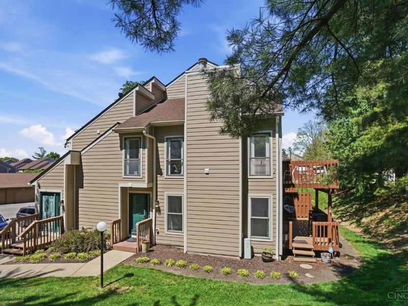 9338 Hunters Creek Drive, Blue Ash, OH 45242 Photo 2