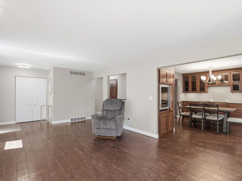 9338 Hunters Creek Drive, Blue Ash, OH 45242 Photo 8