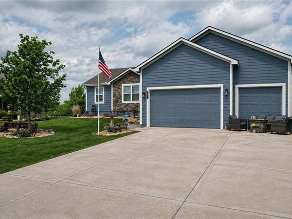 21650 W Wilson Street, Spring Hill, KS 66083