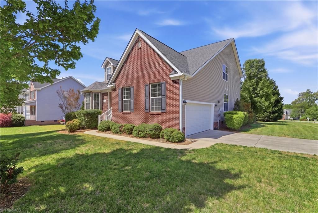 319 Ironwood Drive, Thomasville, NC 27360 Main Photo