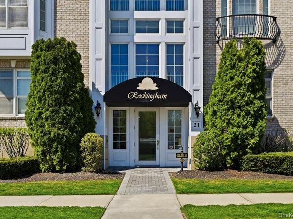 923 Roosevelt Way , Westbury, NY 11590