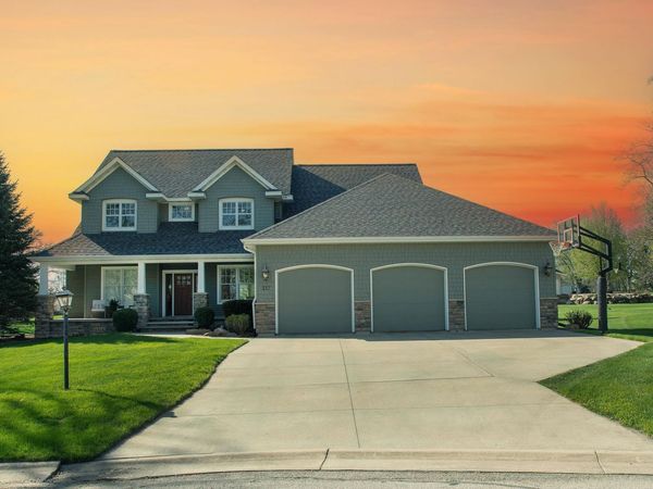 217 Oak Ridge Circle Circle, Waverly, IA 50677