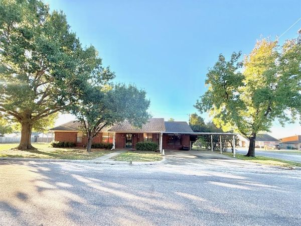 300 Denton Court , Collinsville, TX 76233