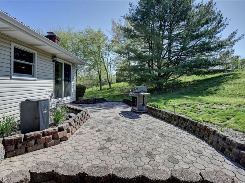 592 Hilan Avenue SW, New Philadelphia, OH 44663 Photo 3