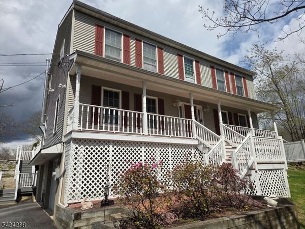 8 Papoose Trl, Hopatcong, NJ 07821