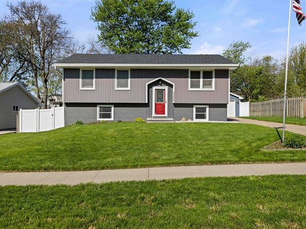 1111 Holly Drive, Norwalk, IA 50211
