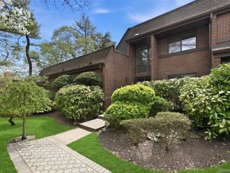 25 Chestnut Hill Roslyn, NY 11576