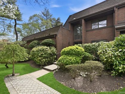 25 Chestnut Hill Roslyn, NY 11576