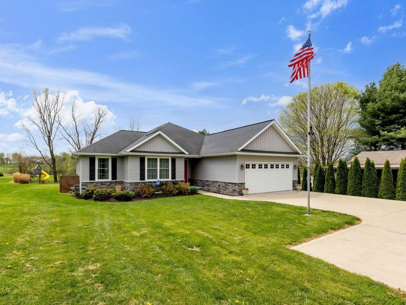 21146 Floralwood Drive , Howard, OH 43028 Photo 2