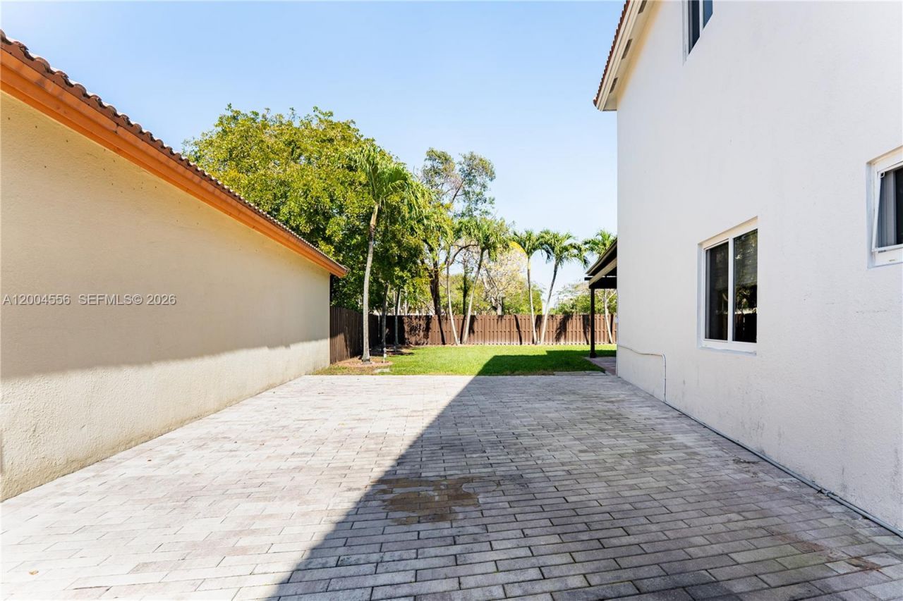 5869 NW 108th Pl, Doral, FL 33178 Photo