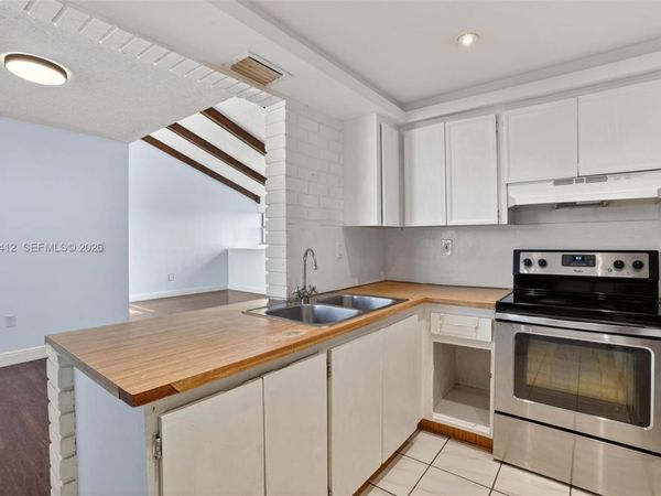 10302 NW 9th St Cir , Unit 204, Miami, FL 33172