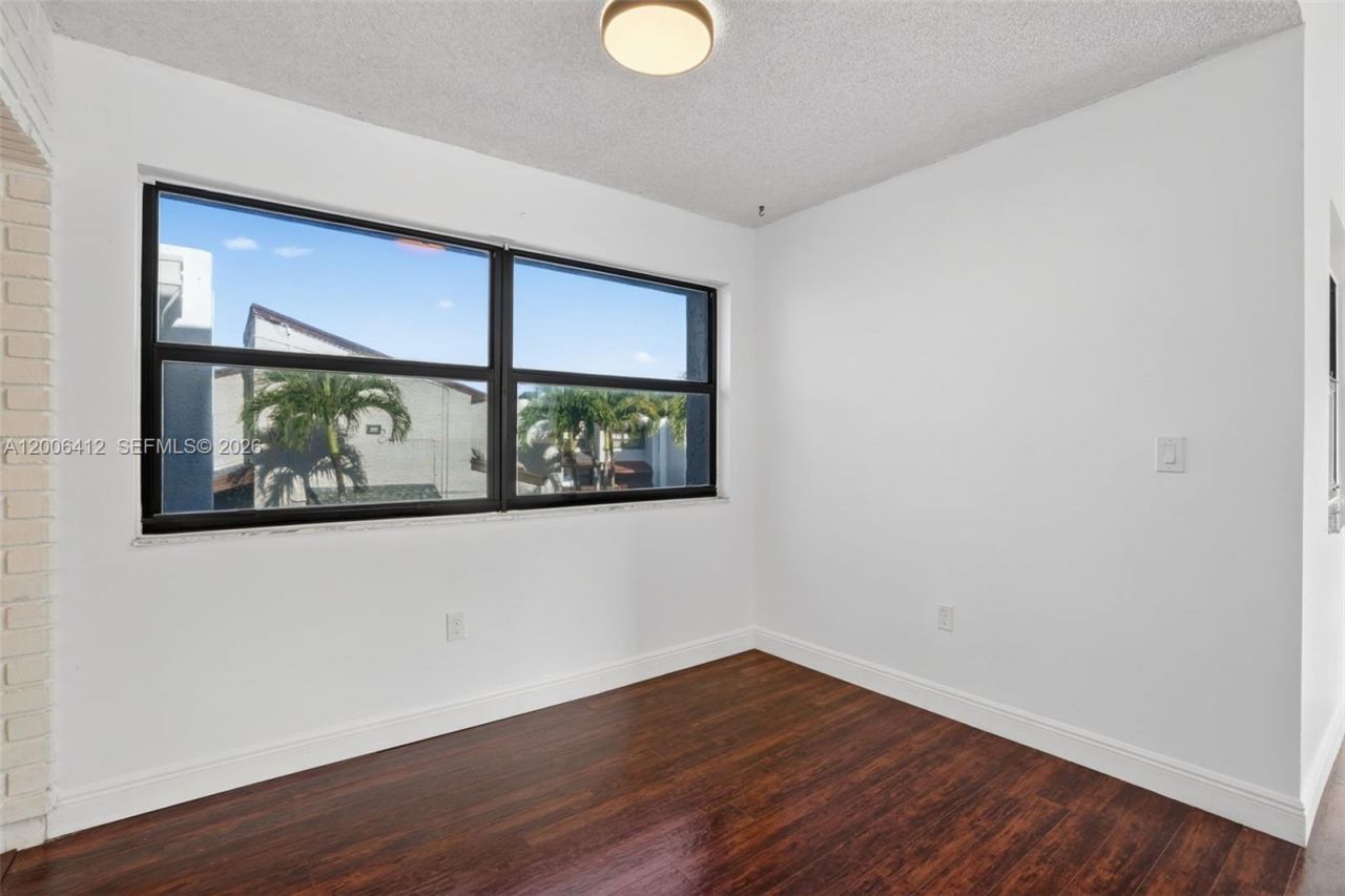 10302 NW 9th St Cir , Unit 204, Miami, FL 33172 Photo