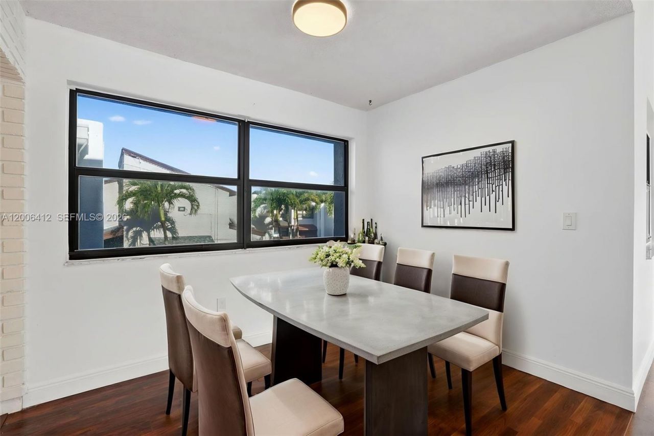 10302 NW 9th St Cir , Unit 204, Miami, FL 33172 Photo