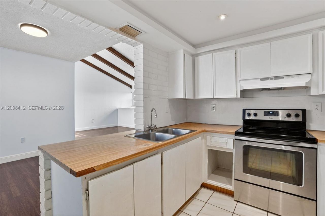 10302 NW 9th St Cir , Unit 204, Miami, FL 33172 Photo