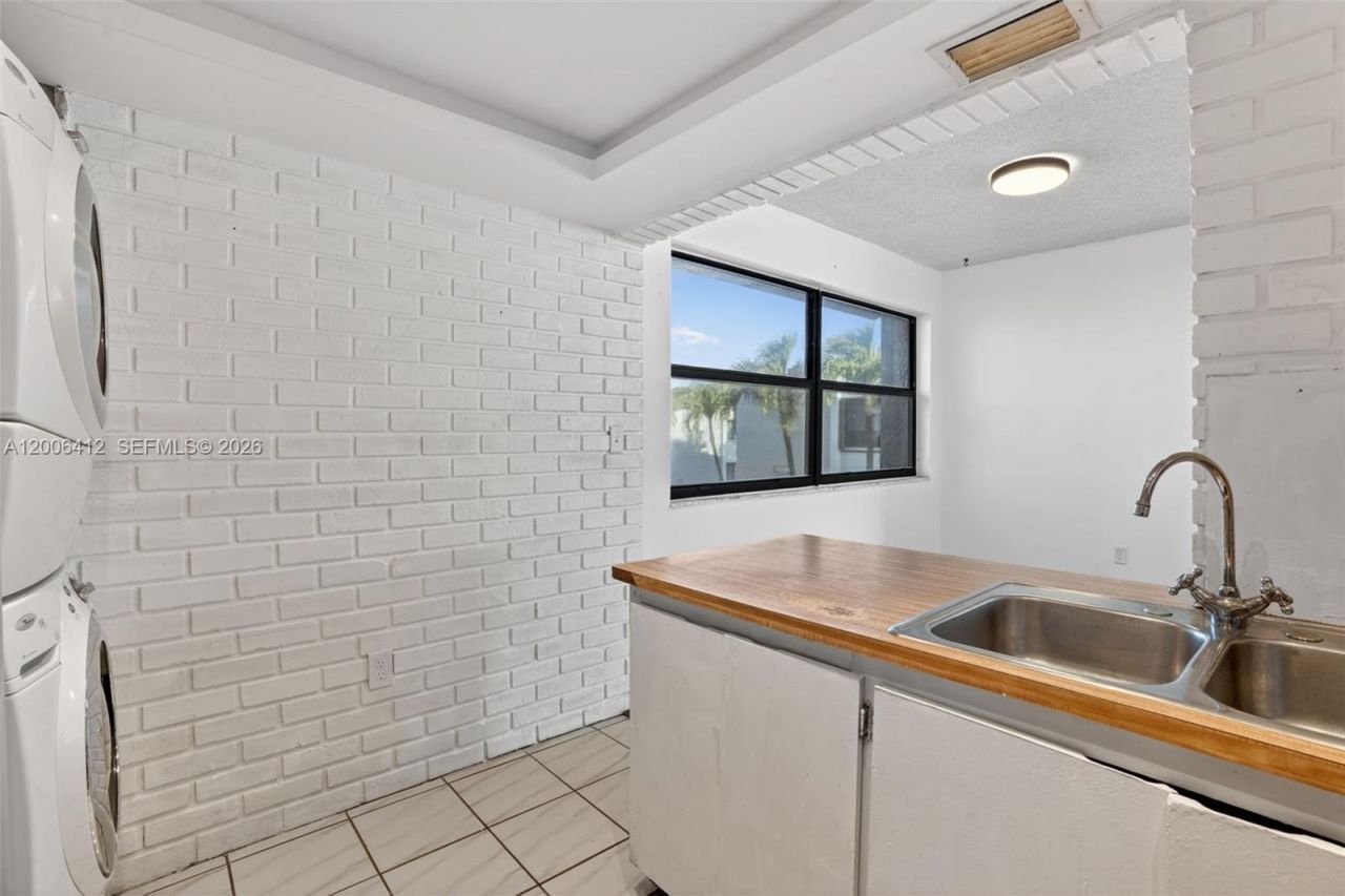 10302 NW 9th St Cir , Unit 204, Miami, FL 33172 Photo