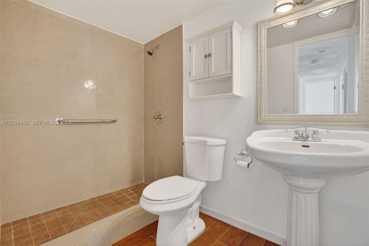 10302 NW 9th St Cir , Unit 204, Miami, FL 33172 Photo
