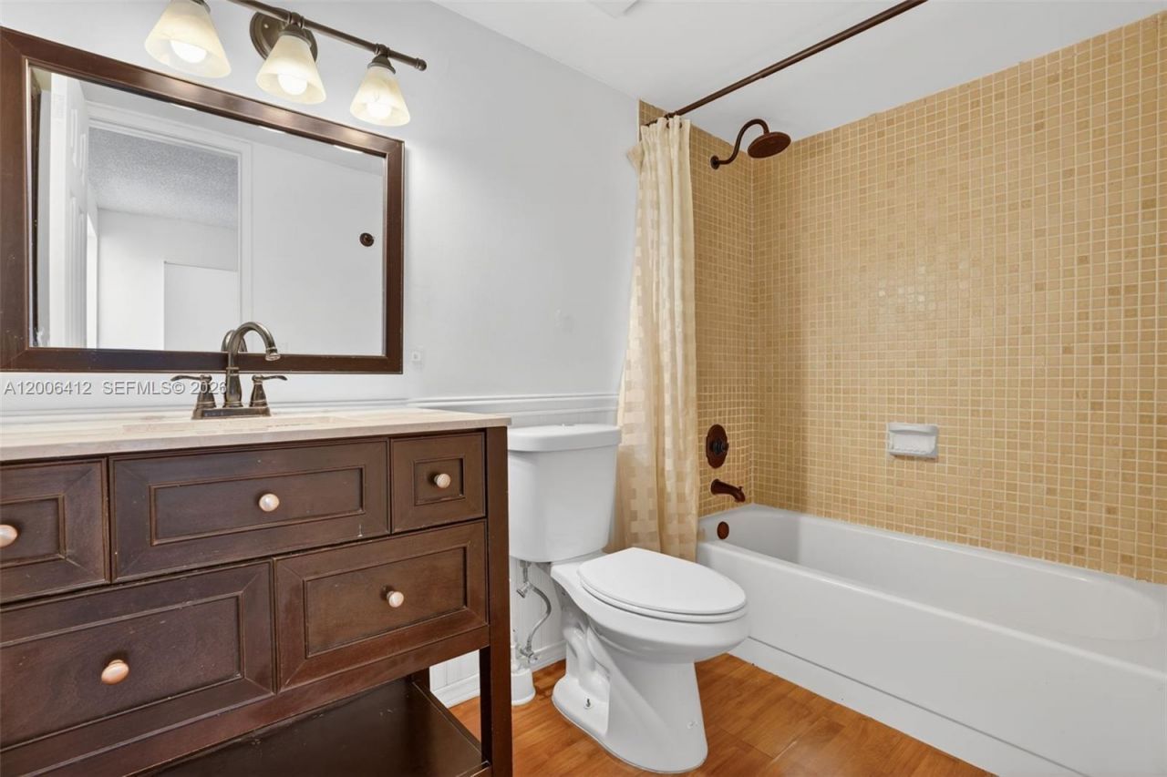 10302 NW 9th St Cir , Unit 204, Miami, FL 33172 Photo