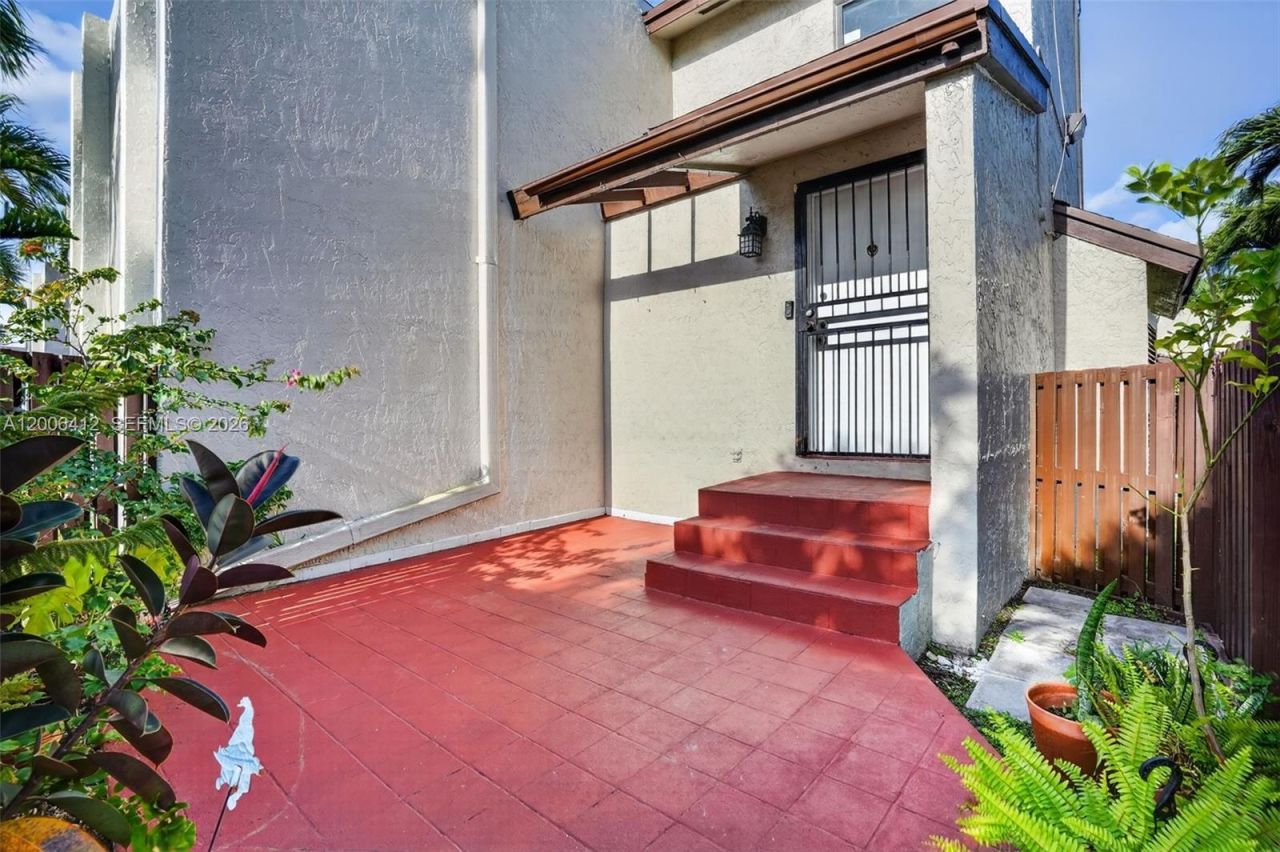10302 NW 9th St Cir , Unit 204, Miami, FL 33172 Photo