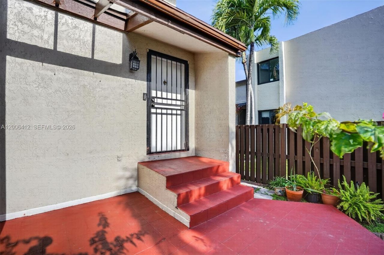 10302 NW 9th St Cir , Unit 204, Miami, FL 33172 Photo