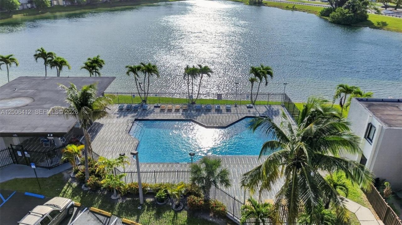10302 NW 9th St Cir , Unit 204, Miami, FL 33172 Photo