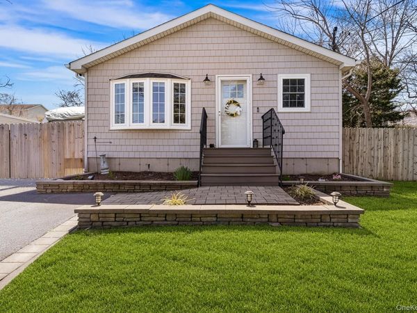 22 Beech Avenue , Farmingville, NY 11738