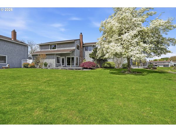 609 N TOMAHAWK ISLAND DR, Portland, OR 97217