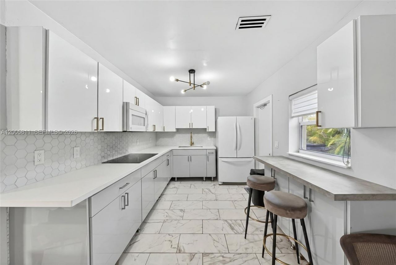 300 E 43rd St , Hialeah, FL 33013 Photo