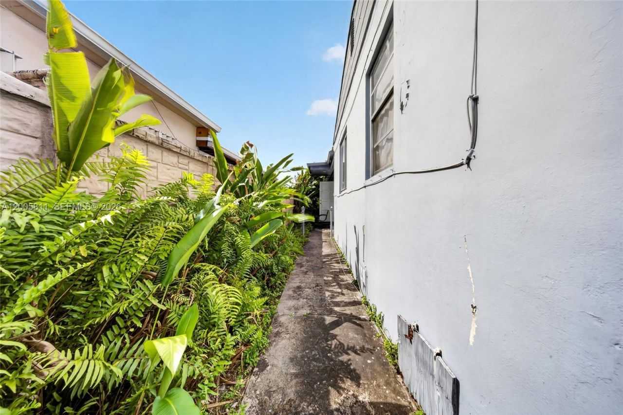 300 E 43rd St , Hialeah, FL 33013 Photo
