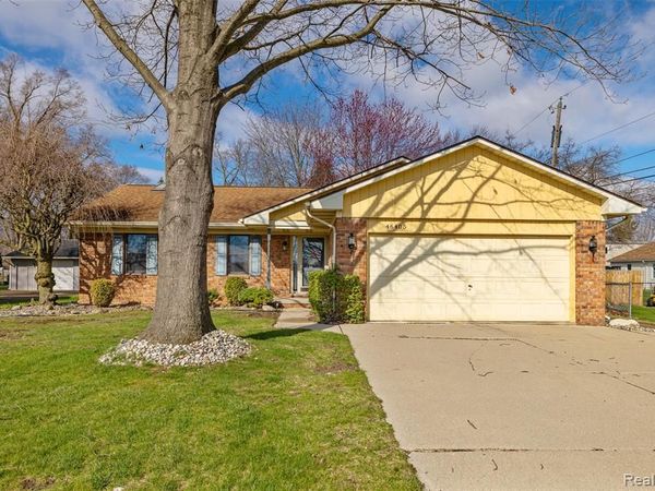 46405 Oaklawn Street, Macomb Twp, MI 48042