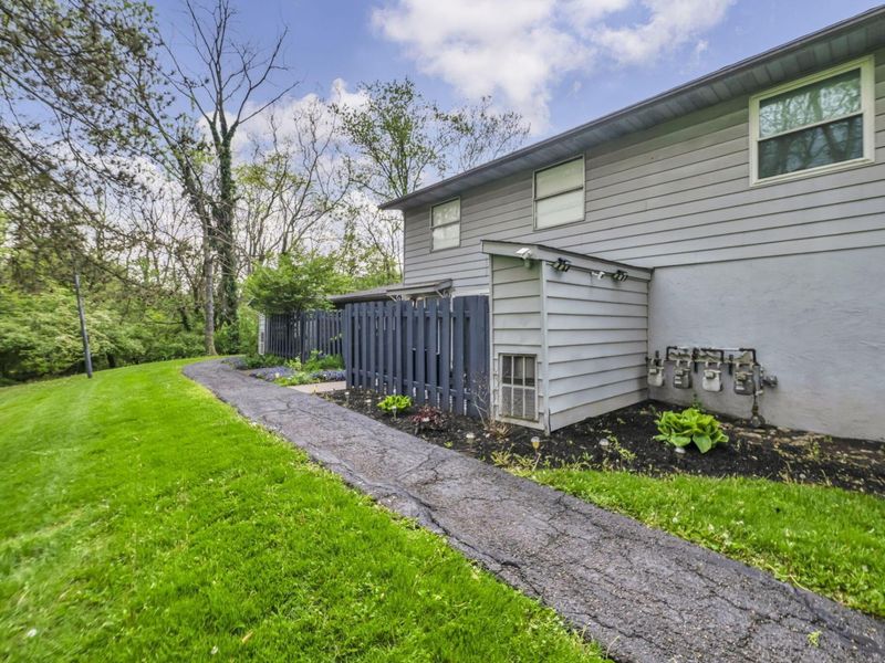 717 Cherry Hollow Road, Unit B, Columbus, OH 43228 Photo 4