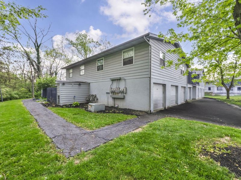 717 Cherry Hollow Road, Unit B, Columbus, OH 43228 Photo 5