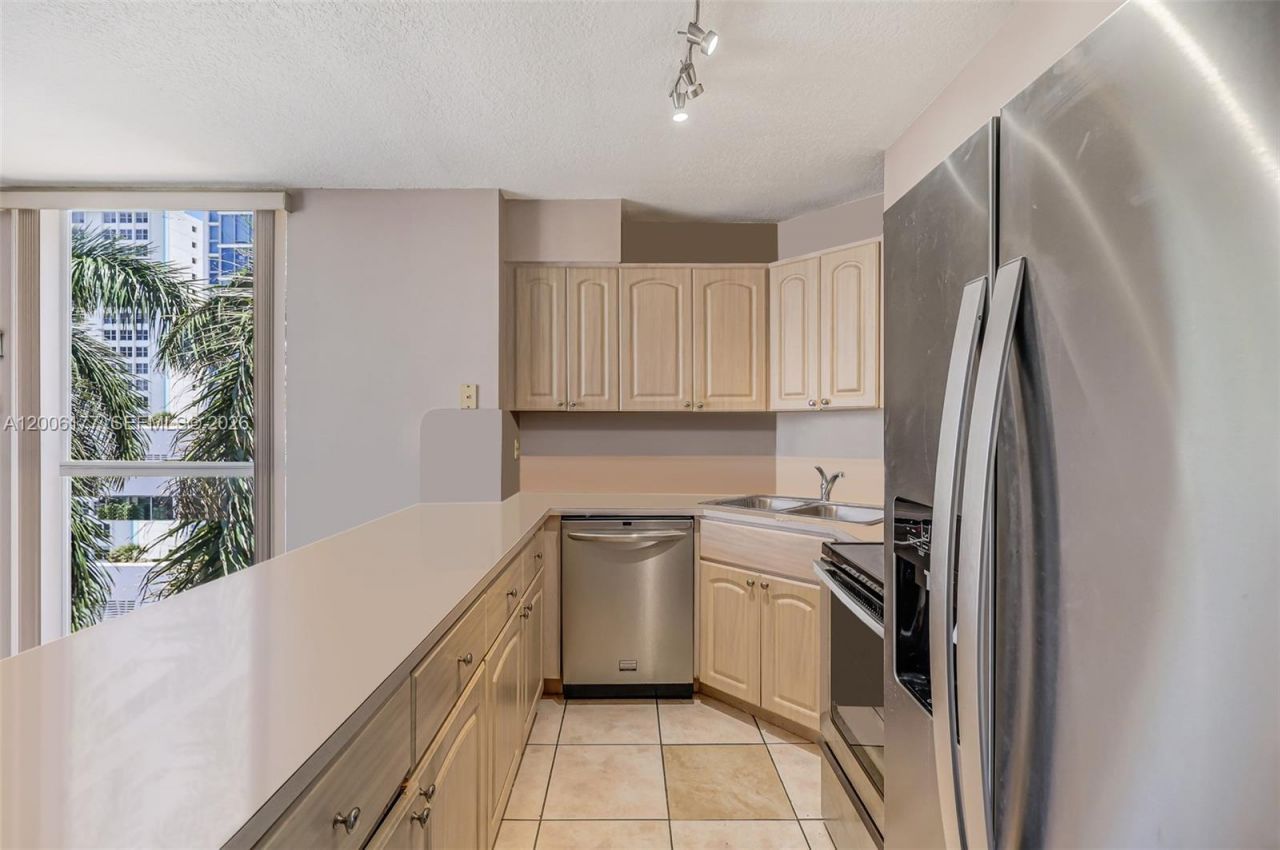 2642 Collins Ave, Unit 306, Miami Beach, FL 33140 Photo