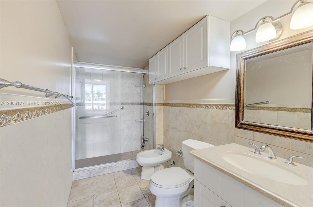 2642 Collins Ave, Unit 306, Miami Beach, FL 33140 Photo
